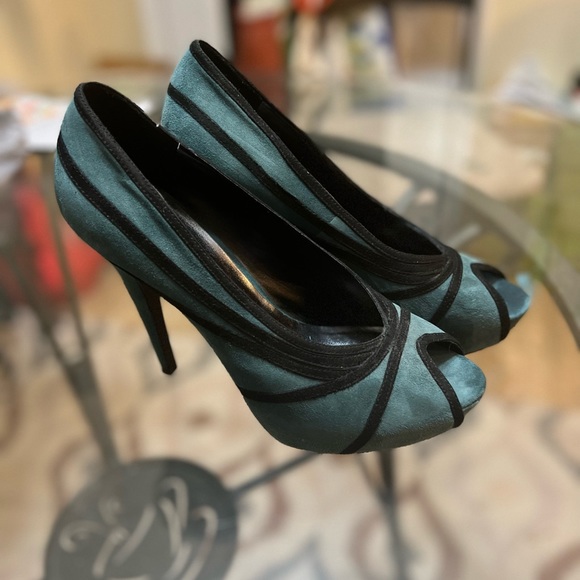 Jessica Simpson Suede Heels - Excellent Condition - Picture 2 of 4